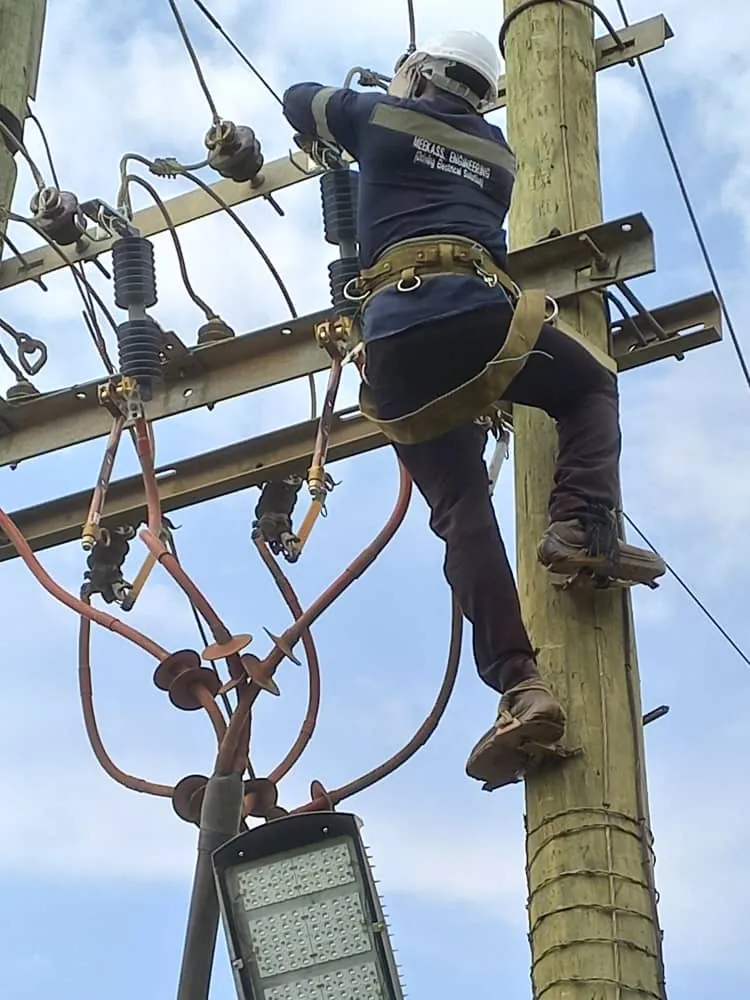 Lineman terminating MV overhead reticulation